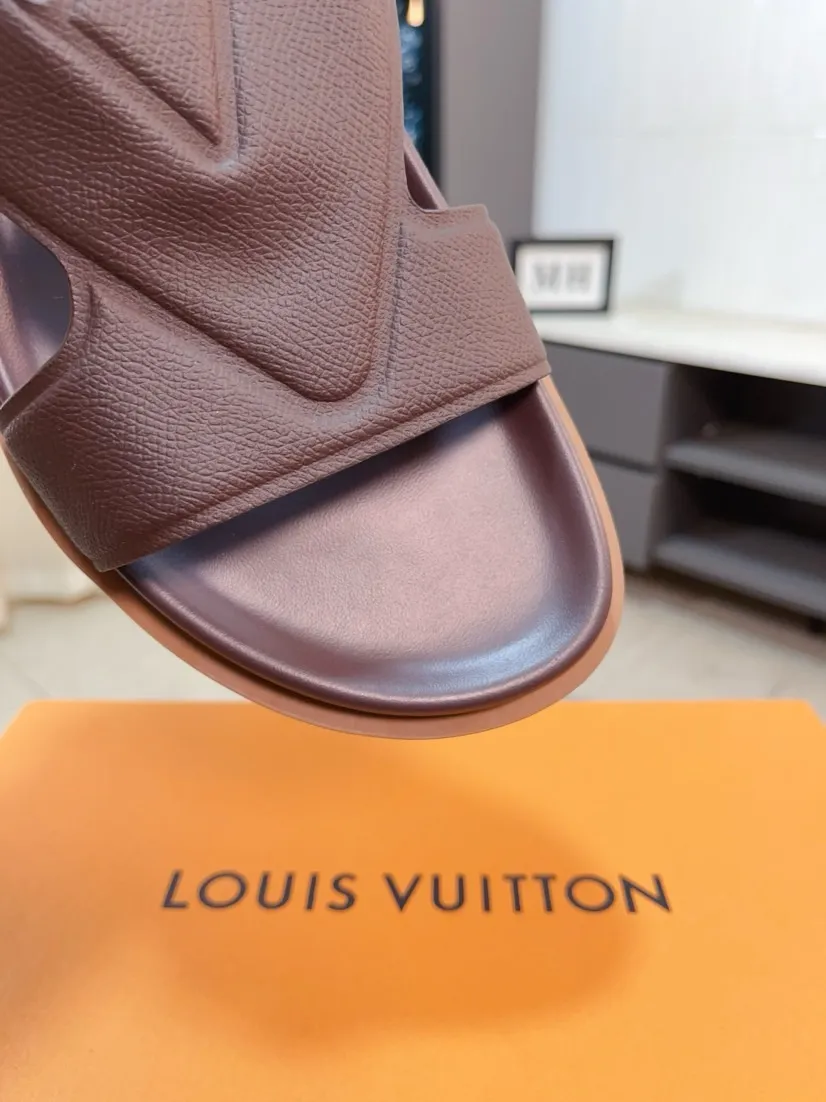 Men's shoes💰300🌹🌹【LV】Multi-color new men's slippers, original top quality version, original special cowhide cross pattern➕sheepskin inside and side, non-slip combined sole, more stable walking, more comfortable and lightweight, high-end and generous, size: 38~44
